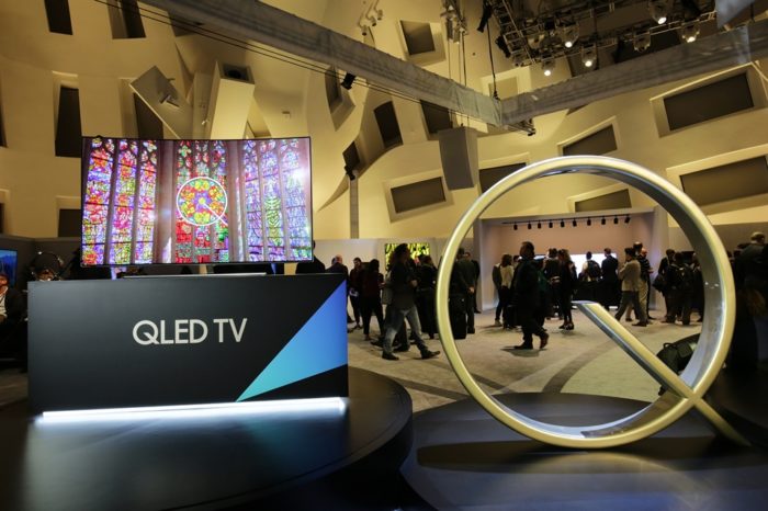 Telewizory Samsung z linii QLED to pierwsze na rynku modele wyświetlające 100% natężenia koloru. Jakie ma to znaczenie w telewizorach?