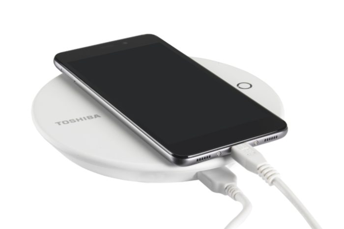TOSHIBA prezentuje CANVIO 2-w-1 zewnętrzny dysk umożliwiający ładowanie baterii telefonu i tworzenie kopii zapasowej danych podczas jednej operacji.