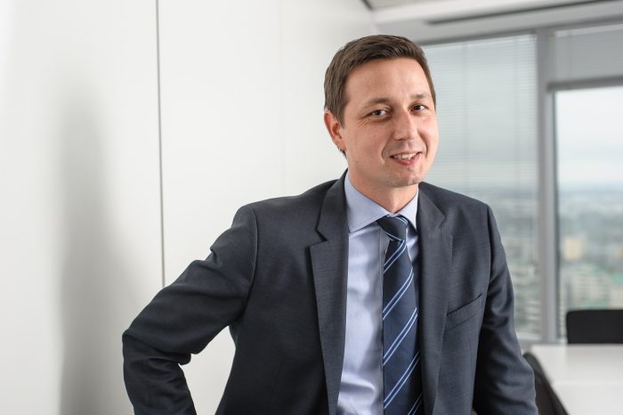 Jak najlepiej wykorzystać otwartą bankowość? Najważniejsze zalety rozwiązań open banking - tłumaczy Adam Wojtkowski, senior regional manager CEE, Red Hat.