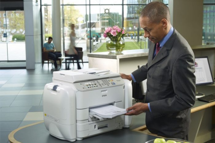 Papier kontra ekran - badania prezentują mechanizmy czytania i przyswajania tekstu, czyli dlaczego pracownicy biurowi doceniają drukowanie.