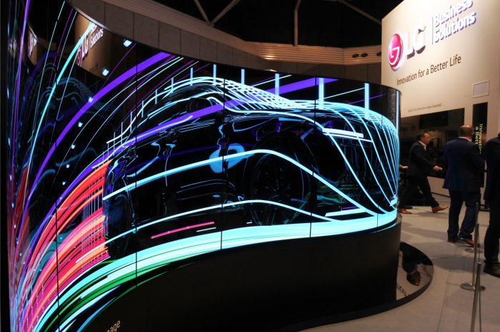 LG na targach ISE 2017, zaprezentowało innowacyjne rozwiązania digital signage nowej generacji – LG Flexible Open Frame OLED oraz Ultra Stretch LCD.