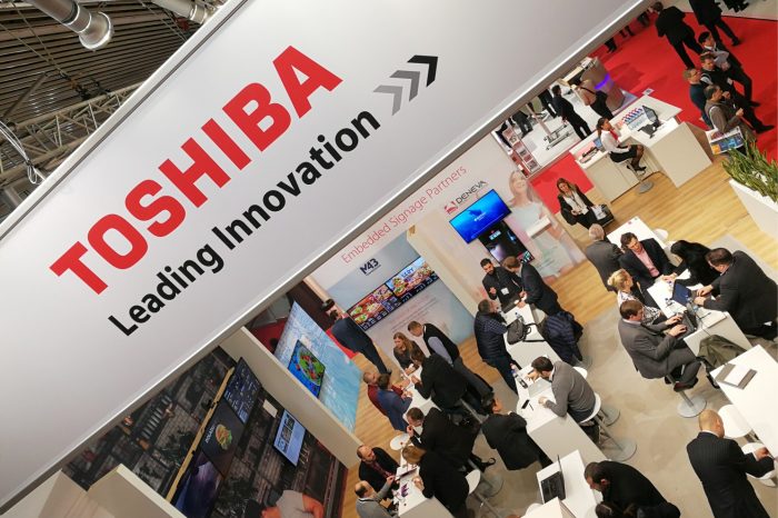 TOSHIBA na targach ISE 2017, ogłosiła ambitne plany rozwoju na najbliższe 12 miesięcy, zaprezentowała też największą jak dotąd grupę monitorów dla biznesu oraz szereg innowacyjnych rozwiązań.