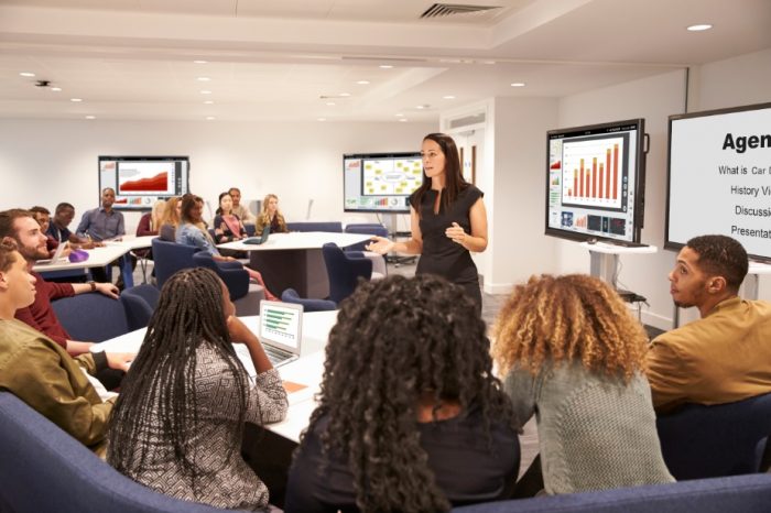 Vision Exchange™: nowe rozwiązanie Sony zachęca do aktywnej nauki i ożywiające spotkania w firmach - Prosta obsługa techniką „przeciągnij i upuść".