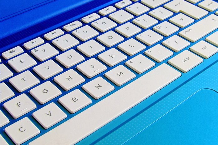 Ponad 600 tysięcy złotych odszkodowania oraz kara ograniczenia wolności dla skazanych za niezgodne z prawem rozpowszechnianie kluczy produktów Microsoft.