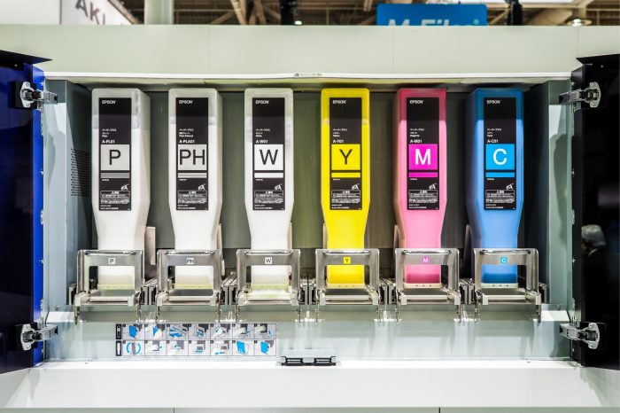 EPSON poinformował że lista autoryzowanych dystrybutorów w Polsce powiększa się o nowego partnera - nowym dystrybutorem została firma LAMA PLUS..