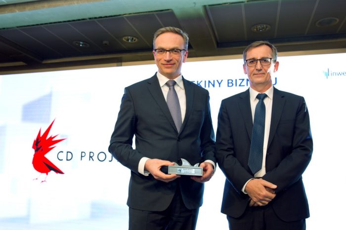 Prezes Grupy AB – numeru 1 w dystrybucji IT w Polsce i regionie CEE, Andrzej Przybyło podczas gali Rekiny Biznesu wręczył nagrodę spółce CD Projekt.