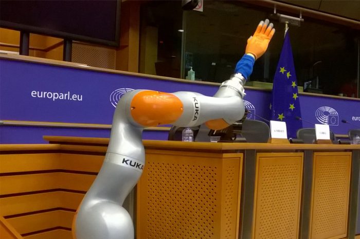 Robot - kolega w pracy. Jak zwykle, prawo nie nadąża za technologią. Na co w pierwszej kolejności powinniśmy kłaść nacisk i o co zadbać?