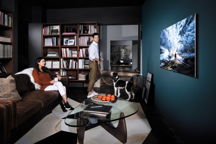 Czy telewizory „SMART” mogą być jeszcze bardziej „SMART”? Samsung w swojej najnowszej linii produktów z rodziny QLED TV udowadnia, że tak.