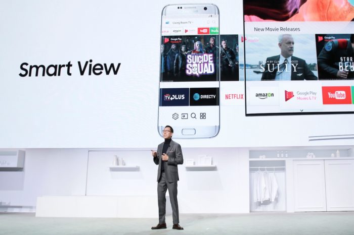 Telewizor i smartfon, czyli idealnie dobrana para - wszystko dzięki bezpłatnym aplikacjom Samsung Smart View i Multiroom.