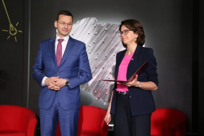 Likwidujemy białe plamy w dostępie do szerokopasmowego Internetu - Ponad 1 mln gospodarstw domowych, ponad 10 tys. placówek oświatowych podłączonych do sieci.