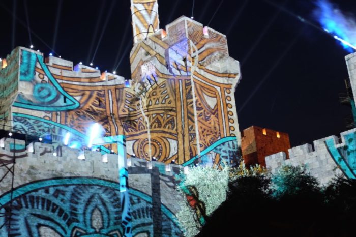 Epson zorganizował wielki pokaz świateł na murach Starego Miasta w Jerozolimie, wyjątkowy spektakl na powierzchni 4500 m².