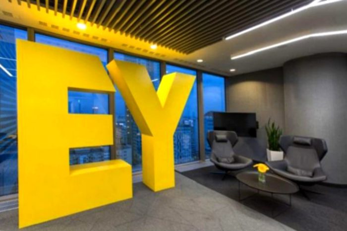 Za „darmowy roaming" czyli ceny połączeń za granicą jak we własnym kraju, zapłacą telekomy i ich klienci - sprawdź analizę EY.