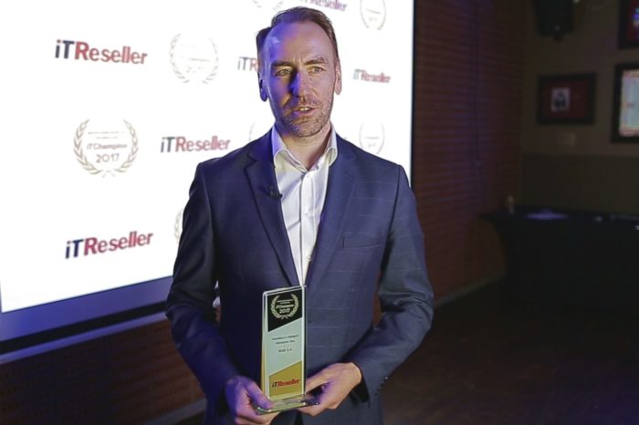 Jarosław Leśniewski - Prezes Zarządu M4B S.A. z Michałem Dołaszyńskim z Toshiba Europe GmbH odebrali nagrodę za zwycięstwo w kategorii Wdrożenie Roku 2017.