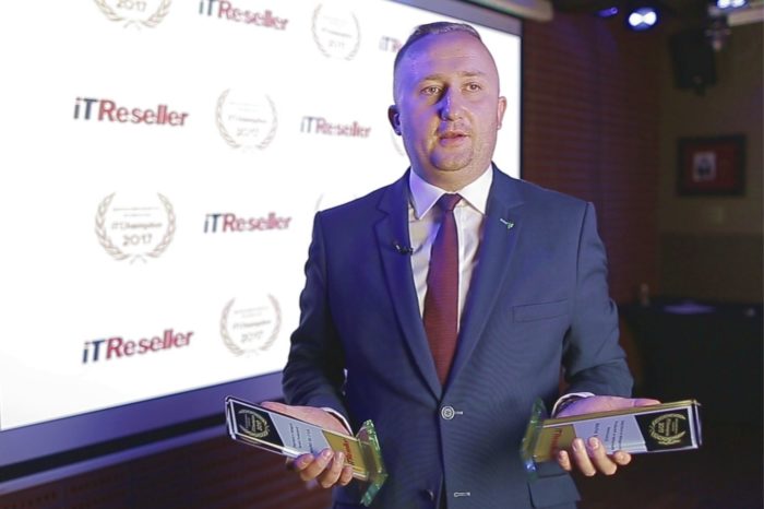 Tobiasz Jankowski prezes Navitel Poland podczas gali Mistrzowie Nowych Technologii odebrał dwie statuetki IT Champion w kategoriach Motoryzacja i Serwis Producenta.