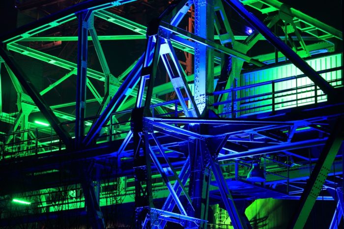 100 miliardów dolarów — tyle w ciągu 5 ostatnich lat wyniosły globalne wydatki firm na digitalizację fabryk. Niestety efekty rozczarowują...