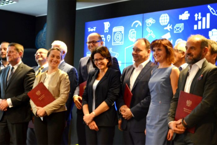 Anna Streżyńska, Minister Cyfryzacji podpisała Porozumienie na rzecz Strategii 5G dla Polski.