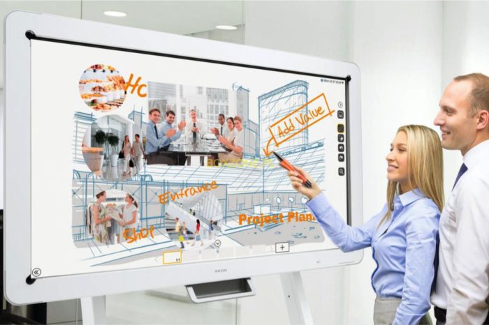 Nowy wymiar szkoleń z tablicami interaktywnymi Ricoh o rozdzielczości 4K UHD z myślą o efektywnym szkoleniu i wspólnej pracy.