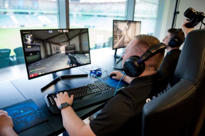 Gra na wysokiej częstotliwości - Częstotliwość odświeżania jest jednym z istotniejszych parametrów monitorów gamingowych.