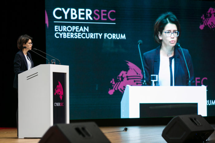 Podjęliśmy decyzje o utworzeniu wojsk cybernetycznych - zapowiedział w czasie CYBERSEC Forum w Krakowie Minister Obrony Narodowej.