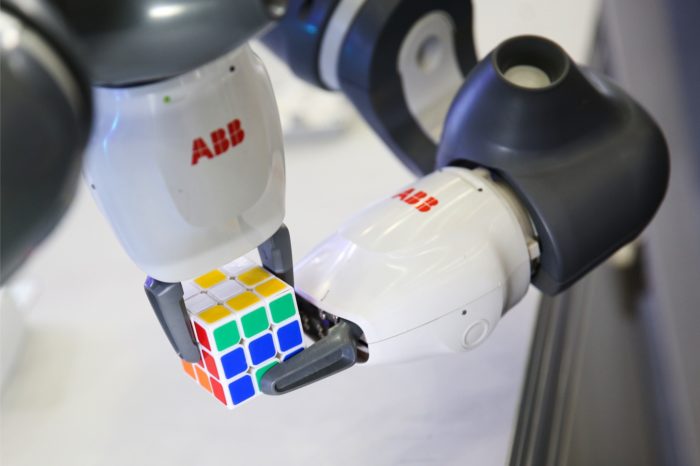 ABB i Kawasaki Heavy Industries - globalni dostawcy automatyki przemysłowej i robotów, łączą siły dla rozwoju robotów współpracujących „cobotach”