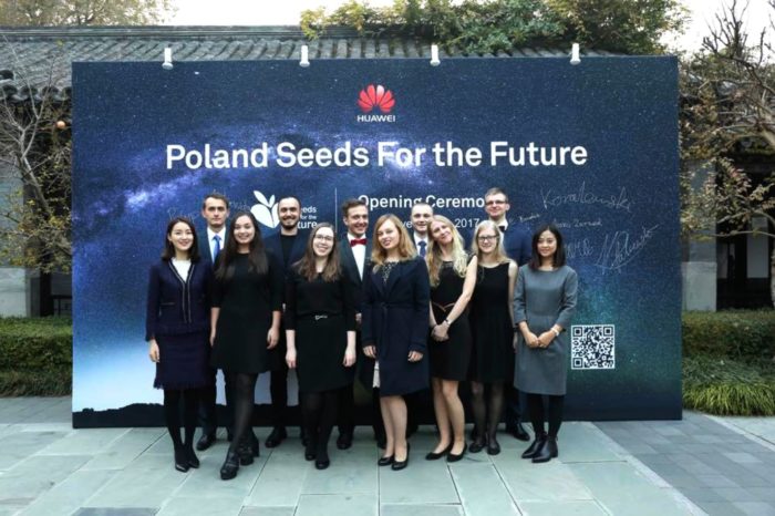 Polscy studenci, laureaci międzynarodowego konkursu „Seeds for the Future” organizowanego przez firmę HUAWEI, na warsztatach w centrali firmy w Chinach.