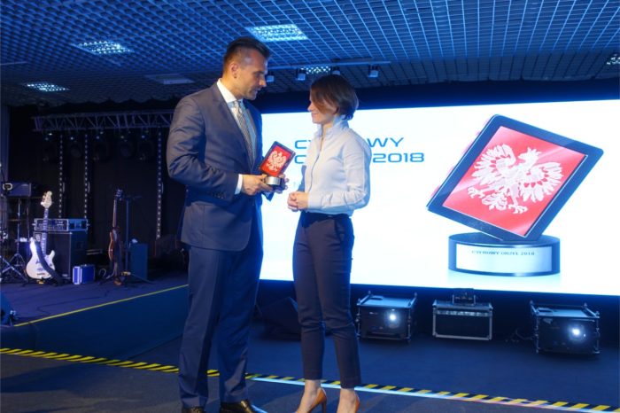 ZIPSEE Cyfrowa Polska uhonorowała Jadwigę Emilewicz - Minister przedsiębiorczości i technologii, za wkład w rozwój cyfrowej gospodarki statuetką Cyfrowego Orła 2018.