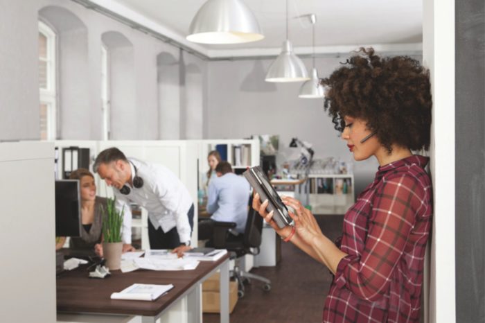 Call Center codziennie tętnią życiem. Telefony dzwonią, pracownicy obsługi klienta prowadzą rozmowy, współpracownicy dyskutują, a przełożeni szkolą nowy personel. - Jak radzić sobie z hałasem w miejscu pracy? 