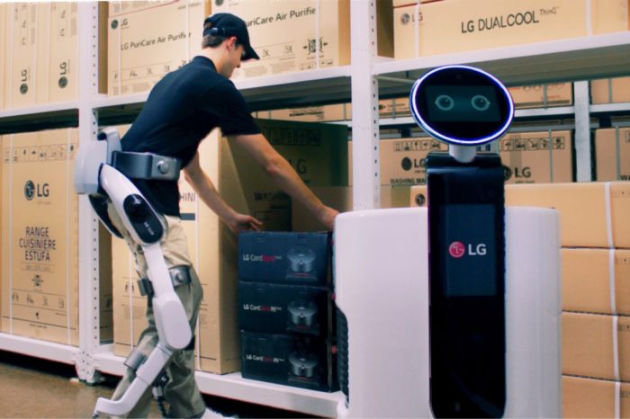 LG rozpoczyna Nową Epokę Robotyki opartej o Sztuczną Inteligencją - CLOi SuitBot, pierwszy robot LG bezpośrednio wspomagający ludzkie ciało, przeznaczony do przemysłu i opieki medycznej.