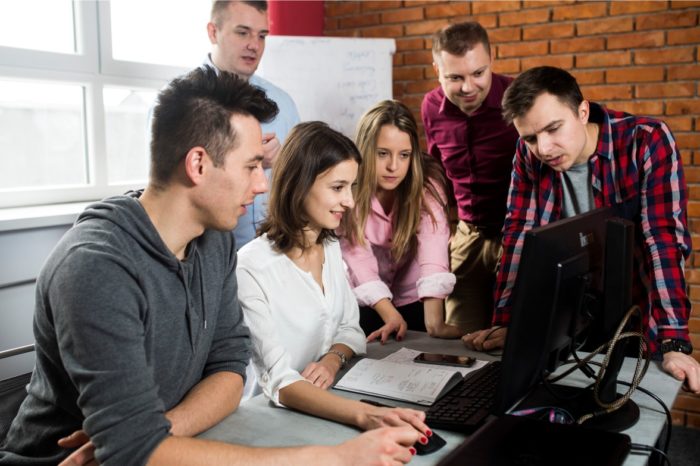 Branża IT kusi nie tylko absolwentów i uczniów szkół wyższych, ale jak zdobyć dofinansowanie na naukę programowania?
