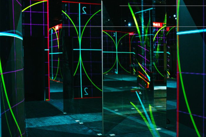 EPSON realizuje interaktywną wystawę japońskiej grupy teamLab na 135 projektorach, w muzeum sztuki współczesnej Amos Rex w Helsinkach.