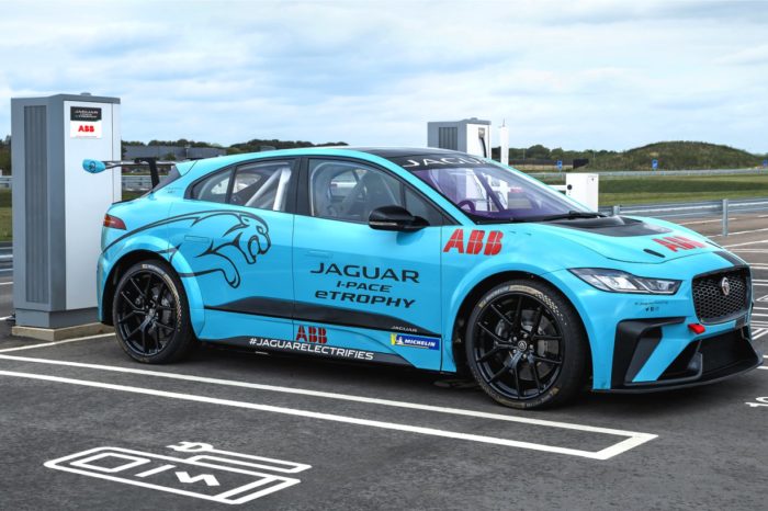 ABB, partner tytularny ABB FIA Formula E Championship, oficjalnym partnerem ds. ładowania Jaguara Land Rovera w nowej kategorii wyścigów samochodów elektrycznych: serii Jaguar I-PACE eTROPHY.