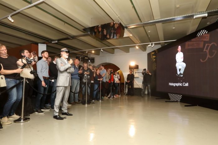 VimpelCom (marka Beeline) i Huawei zaprezentowały najnowszą, piątą generację technologii połączeń mobilnych 5G - przetestowano pierwsze połączenie holograficzne 5G.