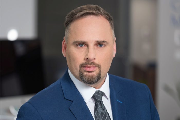 Samo wdrażanie rozwiązań Chmurowych, Sztucznej Inteligencji, Big Data czy Internetu rzeczy nie wystarczy do osiągania przewagi konkurencyjnej, ponieważ w cyfrowej transformacji najważniejszy jest człowiek!