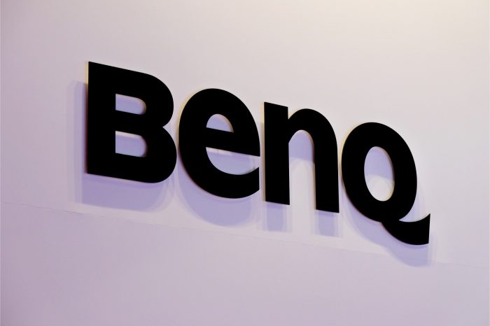 Bezprzewodowy projektor BenQ GS2 trafia na rynek. 1,6-kilogramowa konstrukcja z własnym zasilaniem oferuje wiele możliwości podłączenia i nie straszne mu woda czy upadki.