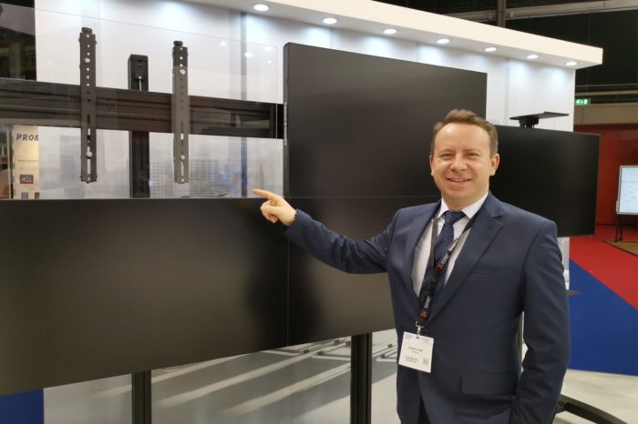 EDBAK podczas ISE 2019 zaprezentował najnowszą linię produktów aluminiowych: wózki do wideokonferencji, ściany wideo do monitorów LCD i ekranów LED oraz uchwyty do projektorów.