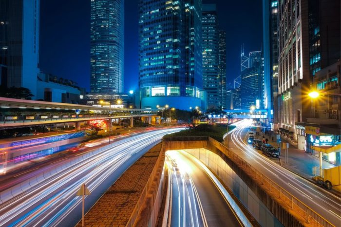 Bezpieczny transport publiczny ma kluczowe znaczenie dla funkcjonowania i rozwoju inteligentnych miast, co pokazała choćby pandemia. Powodów do wzrostu inwestycji w bezpieczeństwo jest jednak znacznie więcej.