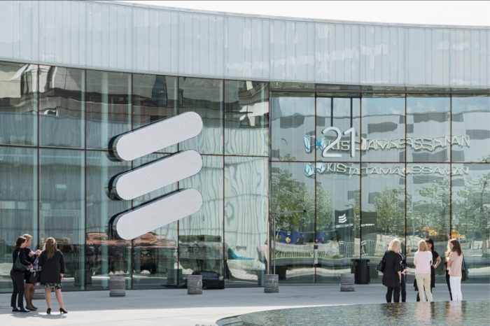 Departament Sprawiedliwości USA nakazuje Ericssonowi zapłacić grzywnę w wysokości 1 miliarda dolarów. Powodem sprawa korupcyjna.