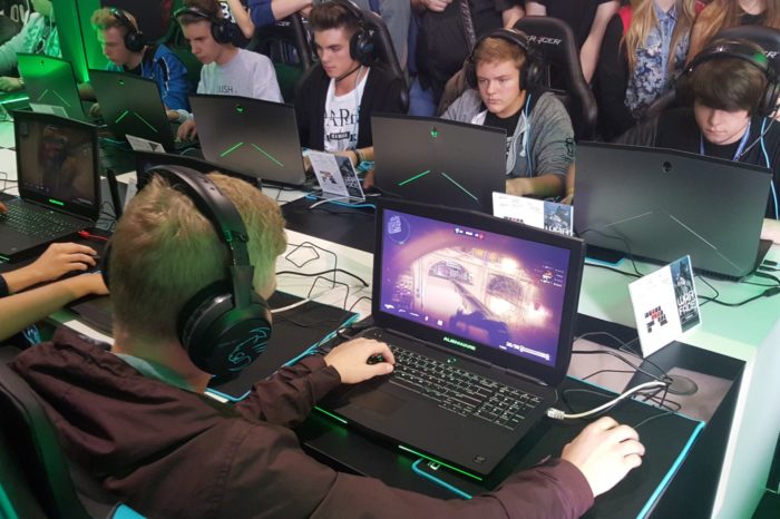 Świat gracza nie musi się już ograniczać do czterech ścian. Grać już można wszędzie – laptopy gamingowe dorównują komputerom stacjonarnym, a niektóre nawet je przewyższają!