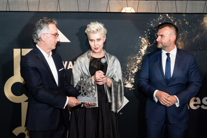 APN Promise nagrodzony tytułem IT Champion 2019. APN Promise, jeden z liderów wśród dystrybutorów rozwiązań chmurowych, pewnie zwycięża w kategorii Dystrybutor Specjalizowany.