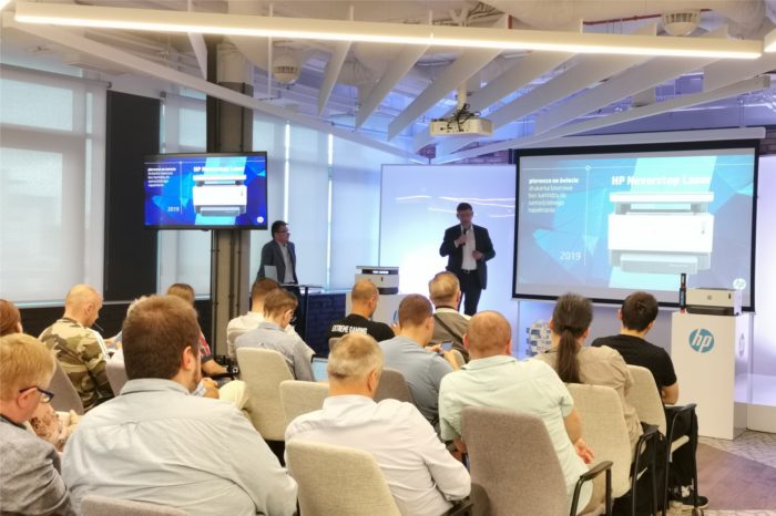 HP ponownie wyznacza standardy w obszarze inteligentnego druku. Firma wprowadza do sprzedaży HP Neverstop Laser – innowacyjną drukarkę z przełomowym, 15 sekundowym systemem uzupełniania toneru.
