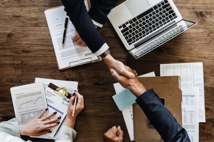 Branża ubezpieczeniowa przeżywa trudny okres transformacji cyfrowej. W środowisku, w którym transakcje są nadal dokonywane głównie na papierze, przejście na technologię cyfrową wymaga nie lada odwagi.