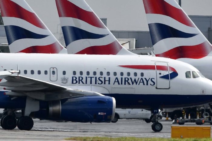 Błąd w systemie e-biletów linii British Airways narażał pasażerów na wyciek danych - przestrzegają eksperci.