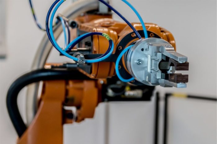 Człowiek i robot – związek (bez) przyszłości? Z założenia ma być łatwiej, szybciej i wydajniej, jednak z analiz wynika, że roboty oprócz ułatwiania pracy, mogą ją też utrudniać.