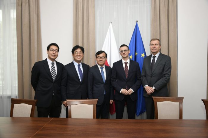 Samsung podpisał porozumienie  z Ministerstwem Cyfryzacji na rzecz zwiększenia cyberbezpieczeństwa Rzeczypospolitej Polskiej.