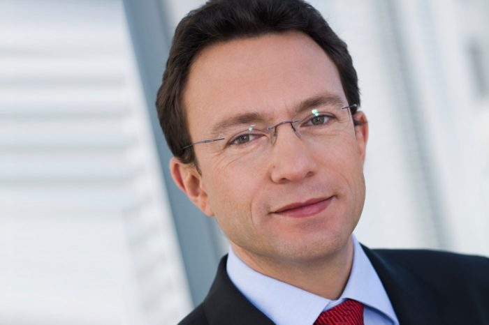 Prognozy Oracle dla chmury wraz z nadejściem nowej dekady - Tomasz Bochenek, Dyrektor Generalny Oracle Polska prezentuje kierunek oraz zmiany w nowych technologii i modeli biznesowych.