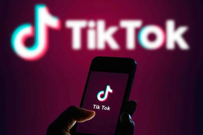 Popularna aplikacja miałaby być narzędziem szpiegowskim? TikTok został pozwany przez kalifornijską studentkę.