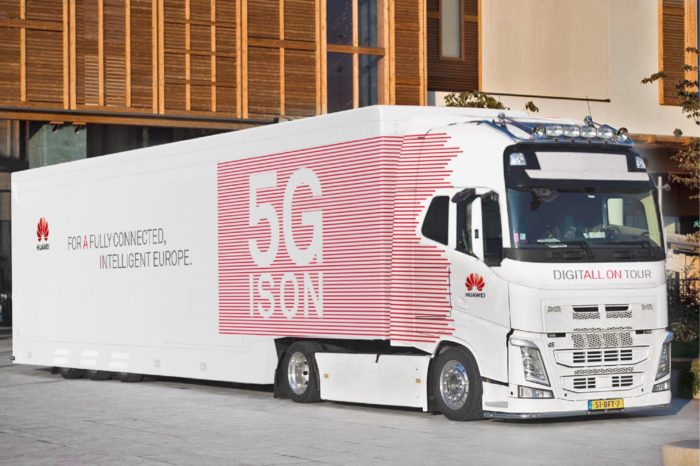 W Brukseli, z okazji konferencji FT-ETNO zagościła ciężarówka 5G Huawei. Pokaz możliwości technologii 5G na żywo to obowiązkowy punkt dla zwiedzających konferencję poświęconą nowoczesnej łączności.