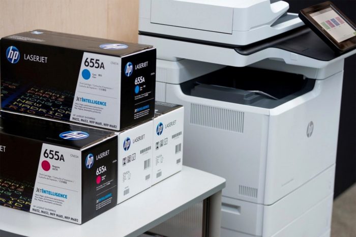 HP Inc Polska wspólnie z polskimi służbami przeciwko nielegalnej sprzedaży materiałów eksploatacyjnych, w rezultacie wspólnej akcji skonfiskowano kilka setek nielegalnych wkładów do drukarek HP.