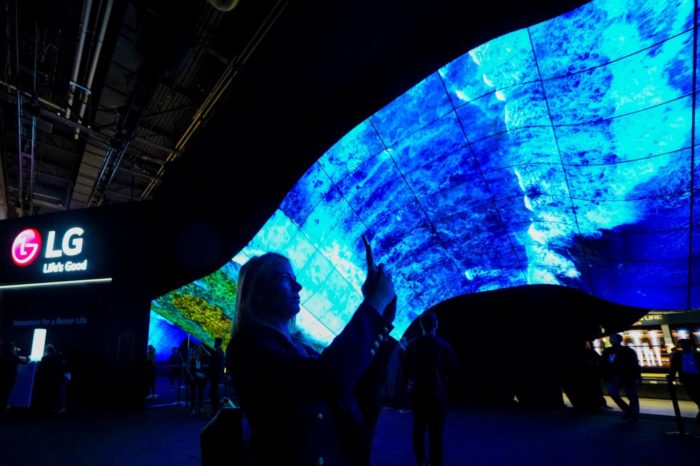 LG OLED Wave - Imponująca konstrukcja wykonana z elastycznych ekranów LG OLED otwiera strefę LG podczas targów CES 2020 w Las Vegas.