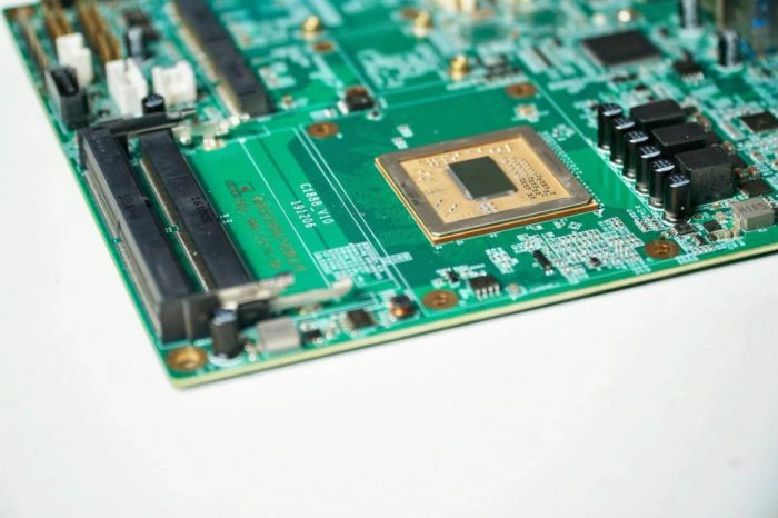 Pierwszy MiniPC oparty o chiński procesor Zhaoxin trafia na rynek. O wydajnościowym przełomie z pewnością nie można mówić.